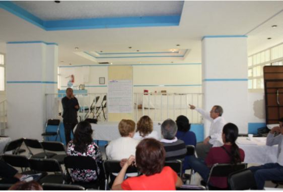  Fotografía tomada por Francisco Gómez para ilustrar la fase donde de manera colaborativa los participantes en el taller brindan sus aportaciones.