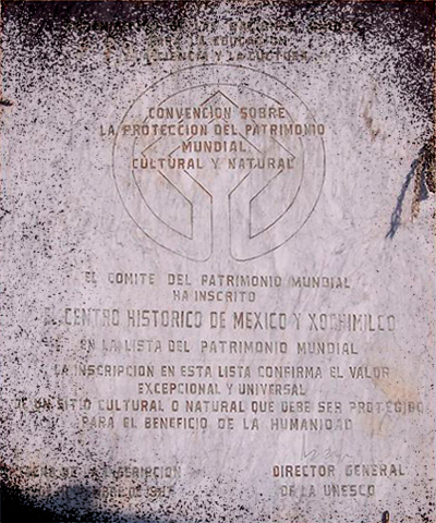 Fotografía de la placa de un sitio declarado como patrimonio cultural por la UNESCO