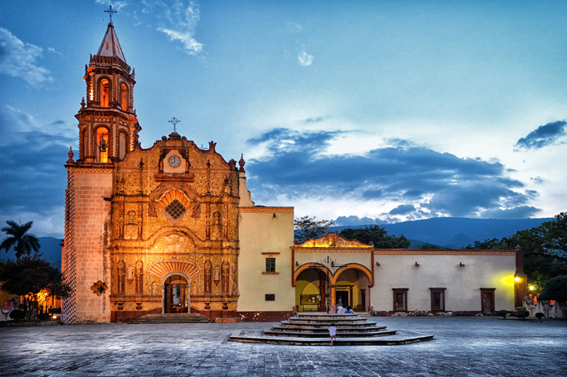 Fotografía donde se aprecian la Misión Santiago de Jalpan, Querétaro, México, considerada como bien cultural.