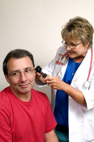 Médico atiende a paciente.