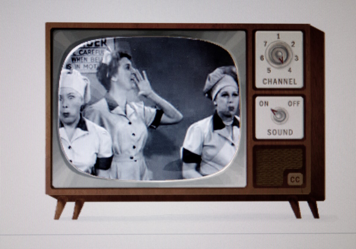 Televisor antiguo con tres mujeres en el monitor