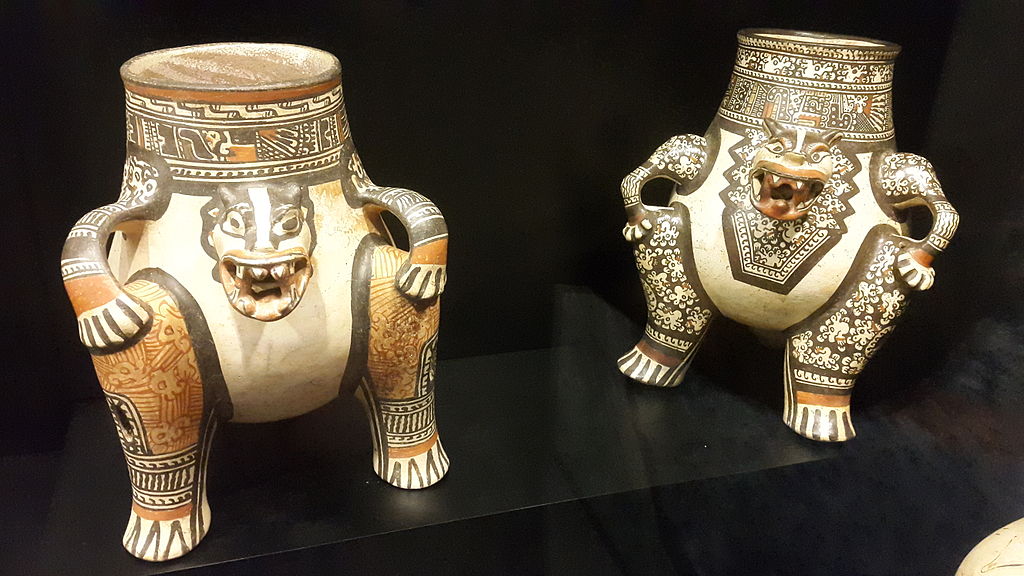 Jarrones trípodes de cerámica estilo Pataky, que representan al jaguar, con motivos y decorados mesoamericanos