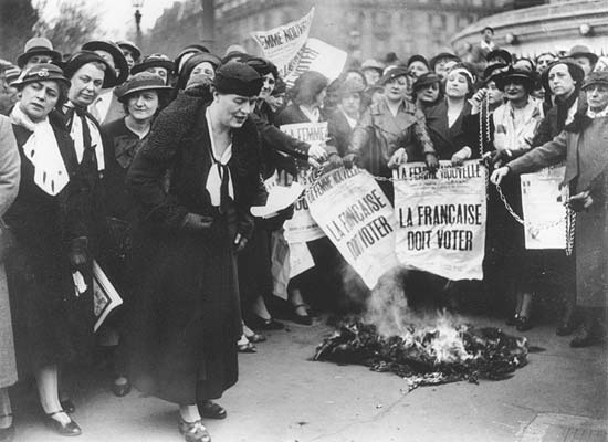 Fotografía blanco y negro de mujeres luchando por el derecho al voto en París.