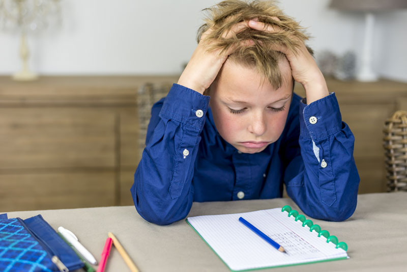 Niño estudiando