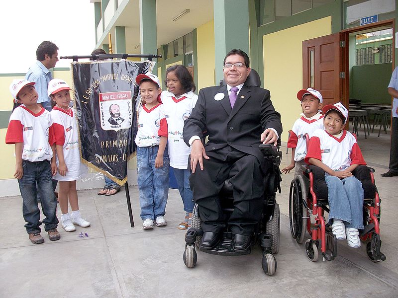 Imagen de alumnos en silla de ruedas y su profesor también.