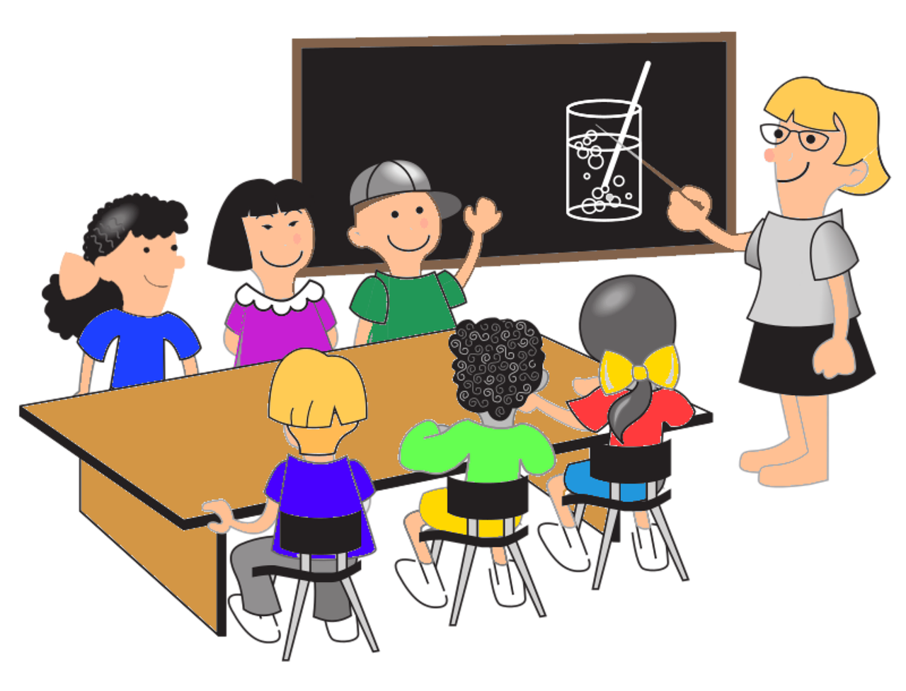 Dibujo de un salón de clases donde una maesra señala el pizarrón y niños frente a ella, en torno a una mesa, le atienden.