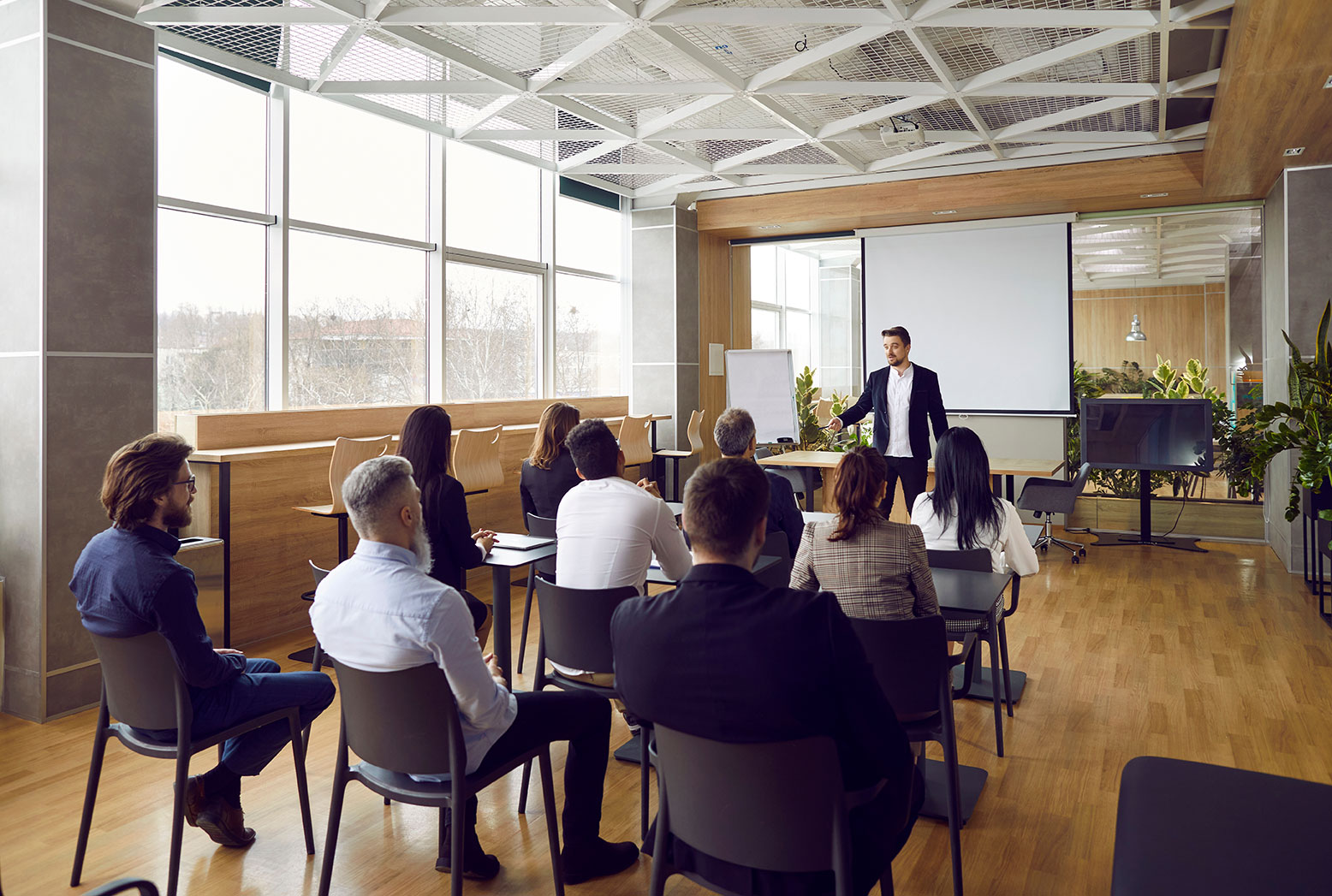 Personas tomando curso de capacitación