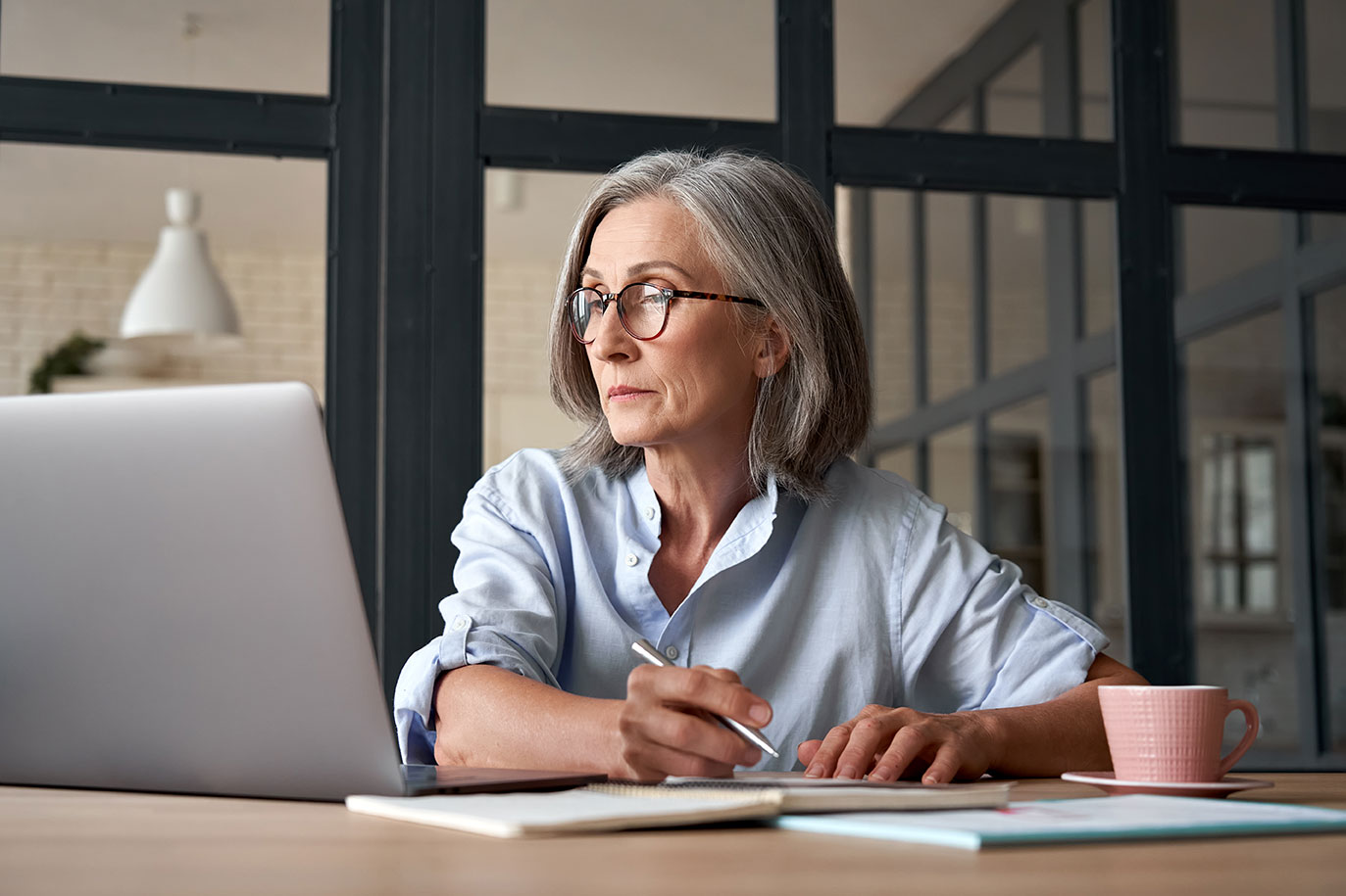 Mujer adulta en proceso de aprendizaje mira la computadora