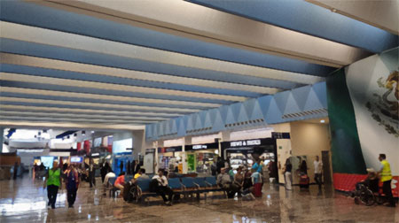 Fotografía de la sala de espera de un aeropuerto en México