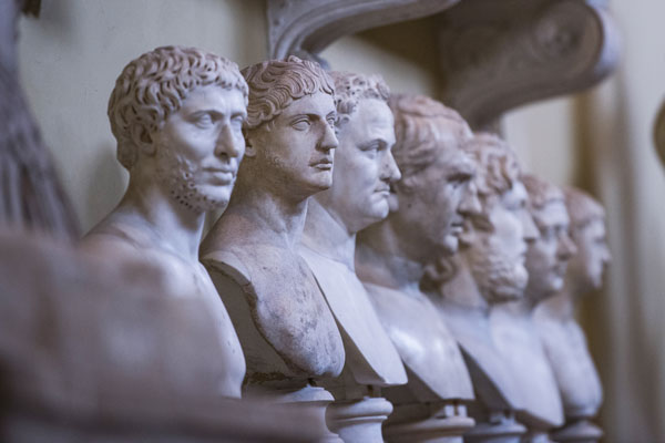 Estatuas romanas en un museo