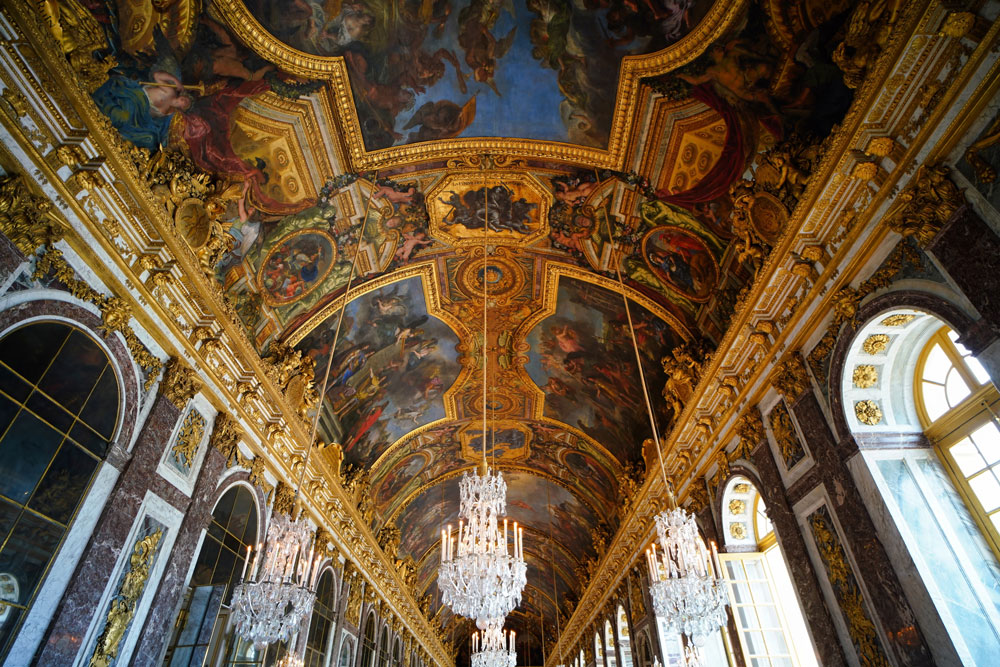Interiores de la galería del Palacio de Versalles en París, Francia