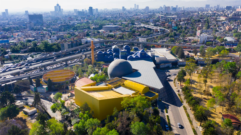 Toma área del exterior del Papalote Museo del Niño en la Ciudad de México