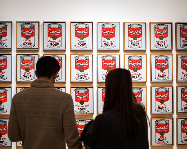 Visitantes frente a la obra sopa de Andy Warhol, en el Museo de Arte Moderno en Nueva York