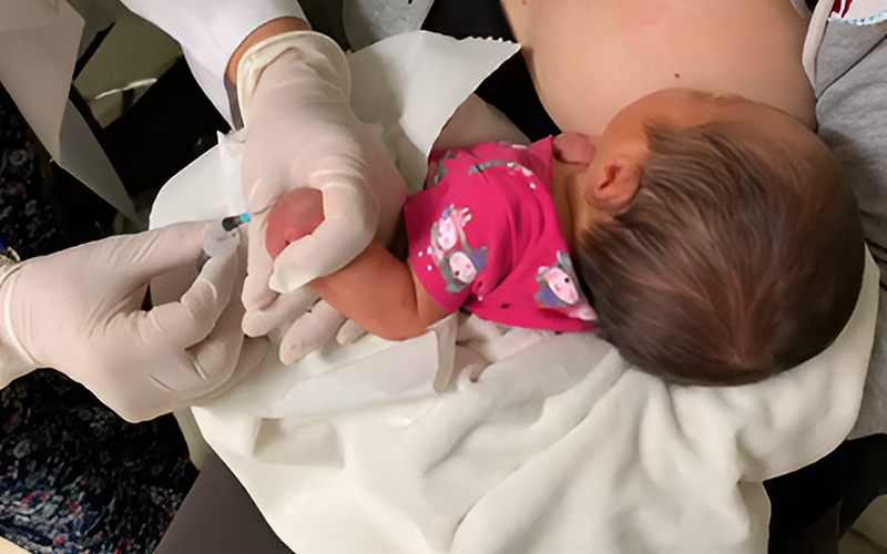 Bebé amamantando y sometido a un proceso de inyección
