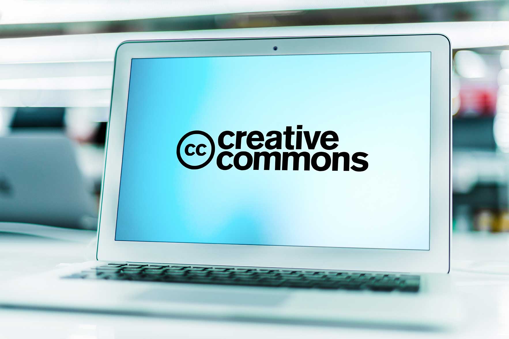 Computadora portátil que muestra el logo de Creative Commons