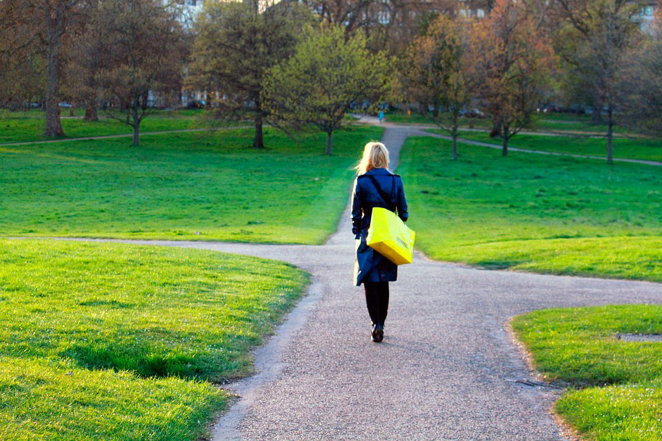 Persona pensando qué camino seguir