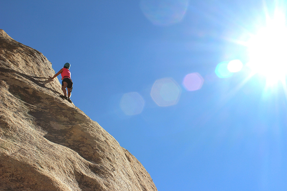 Fotografía de una persona escalando hacia la cima