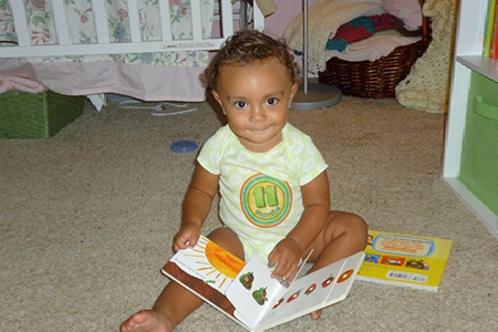 bebé con libro en mano.