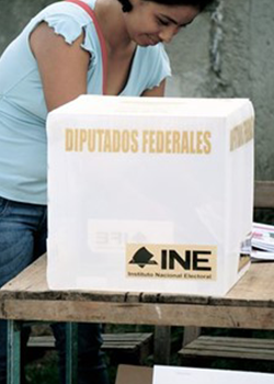 mujer ejerciendo su voto.