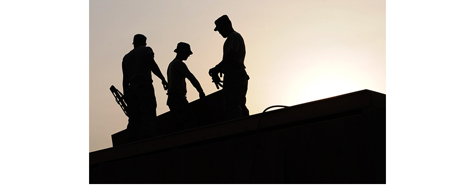 Silueta de tres hombres trabajando