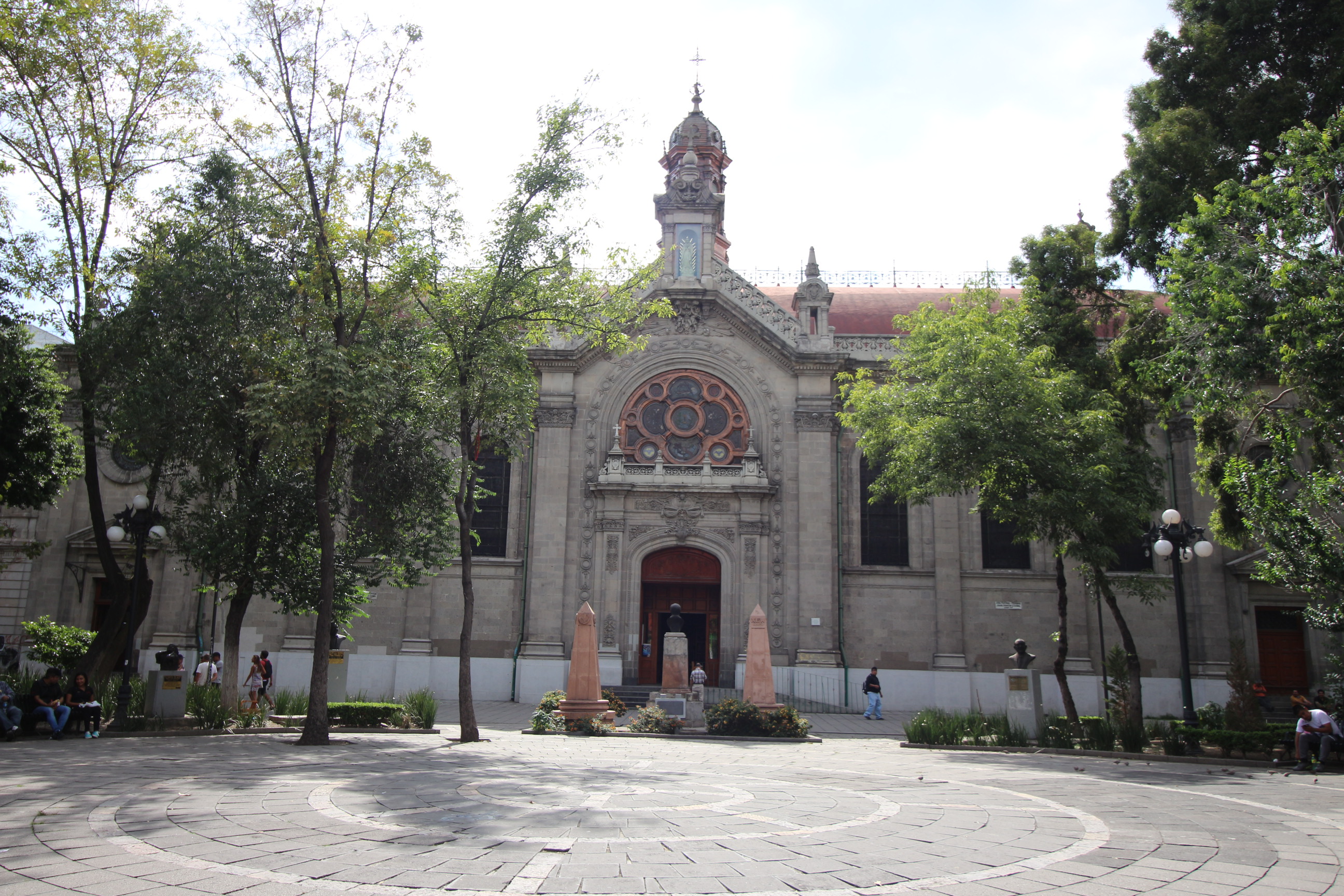 Se muestra un espacio público que conforma la fachada de un edificio.