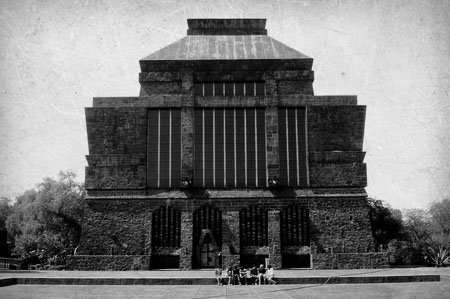 Fachada principal del museo Anahuacalli, visto desde el frente en una mañana soleada