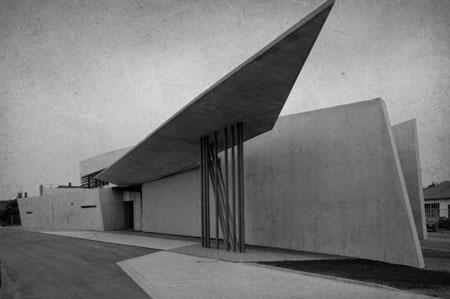 Fotografía de la fachada de la obra arquitectónica de Zaha, central BMW