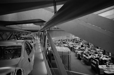 Fotografía de la fachada de la obra arquitectónica de Zaha, central BMW