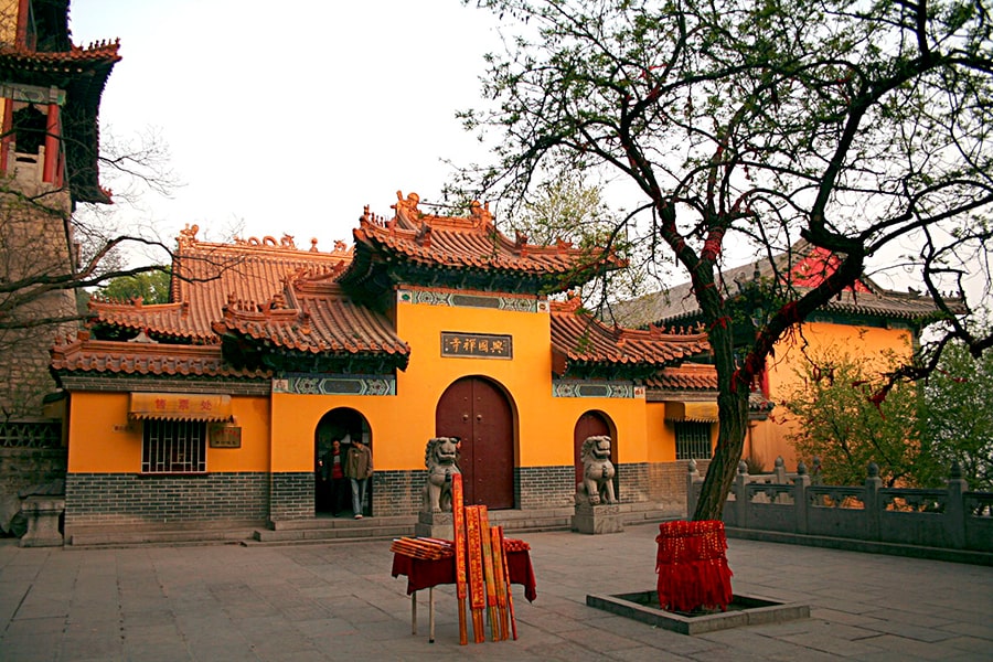 Un pequeño templo budista chino en la provincia de Shandong