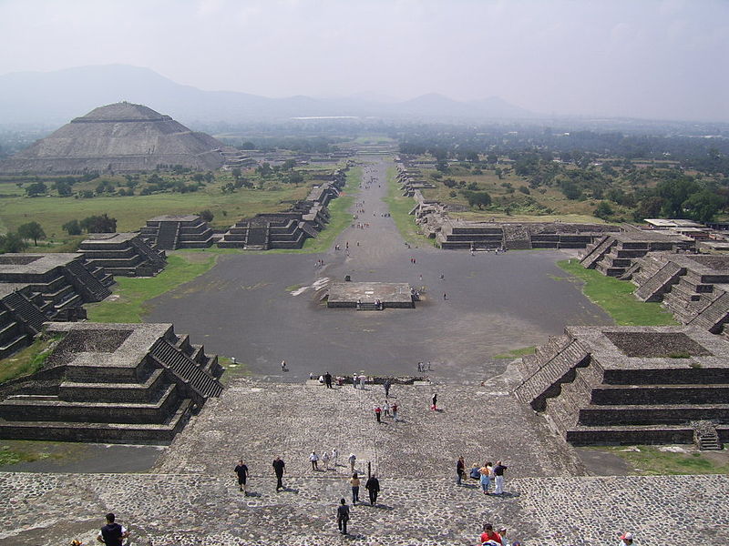 Vista de la Calzada de los muertos y la Pirámide del Sol, desde la cúspide de la Pirámide de la Luna.