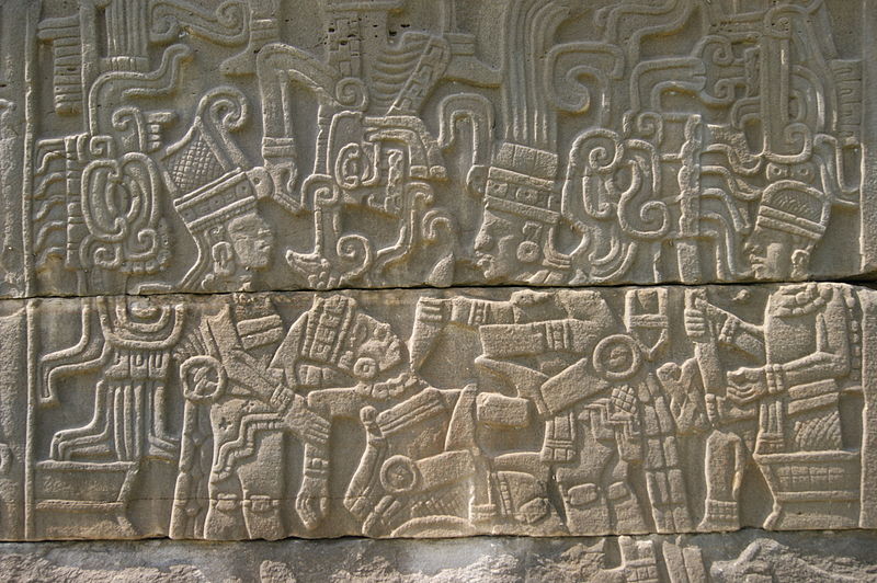 Escena de un sacrificio humano en uno de los paramentos de piedra del juego de pelota sur, 600-900 d. C., panel 2 de El Tajín
