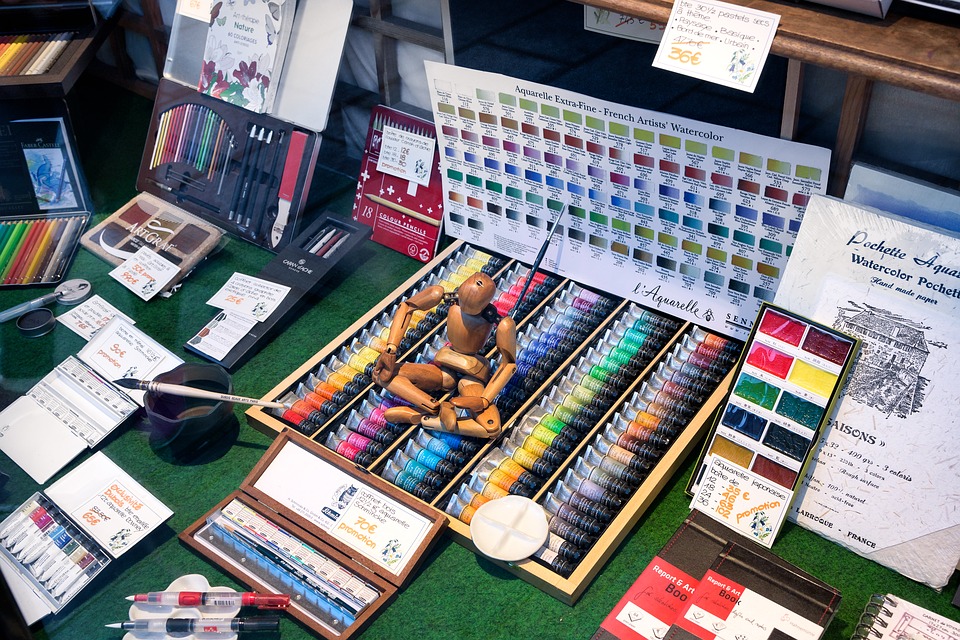 Materiales con distintas combinaciones de pigmento, tales como acuarelas o lápices de madera.