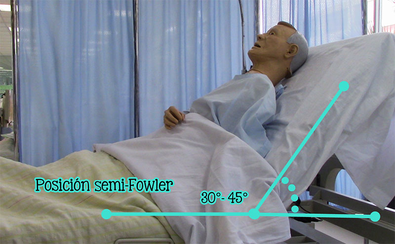 Maniquí de paciente en posición semi-Fowler